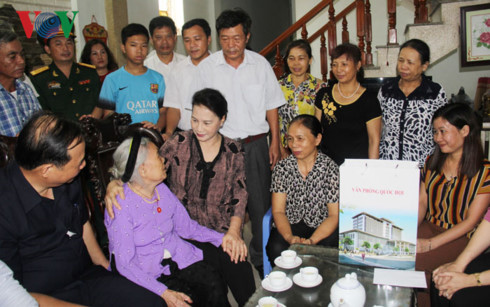 chu tich quoc hoi tham tang qua gia dinh chinh sach tai hai duong