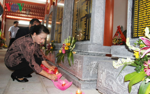 chu tich quoc hoi tham tang qua gia dinh chinh sach tai hai duong