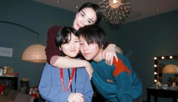 vuong phi tre trung dua con gai nho di mua sam