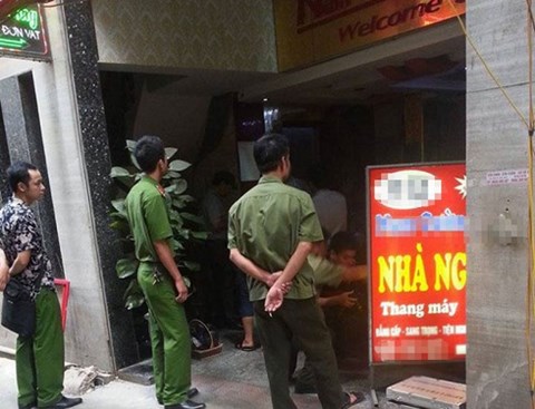 thieu nu tu vong sau khi vao nha nghi cung 4 nguoi dan ong