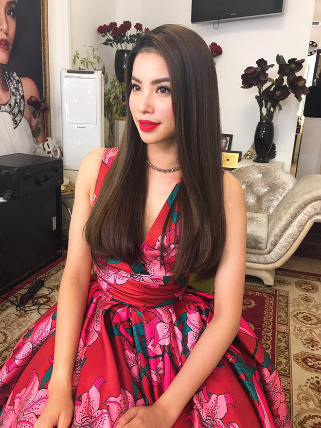 quan moi cua hoa hau pham huong bi nem mam tom va son trong ngay khai truong