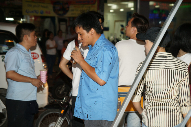 quan moi cua hoa hau pham huong bi nem mam tom va son trong ngay khai truong