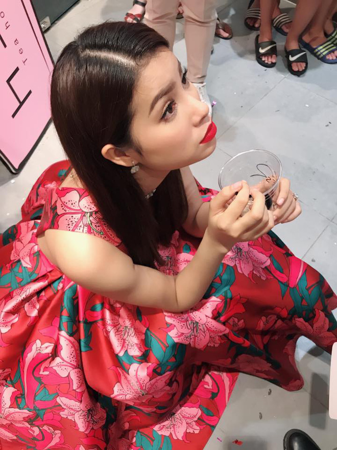 quan moi cua hoa hau pham huong bi nem mam tom va son trong ngay khai truong