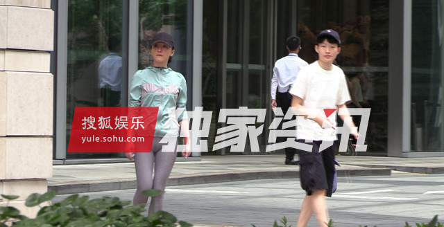giua tin don ly hon chau tan cung nha san xuat bi bat gap vao khach san voi nhau