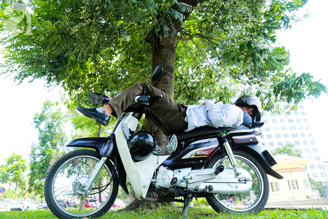 nang nong hon 40 do c nguoi dan ha noi chat vat tranh nang tu sang som