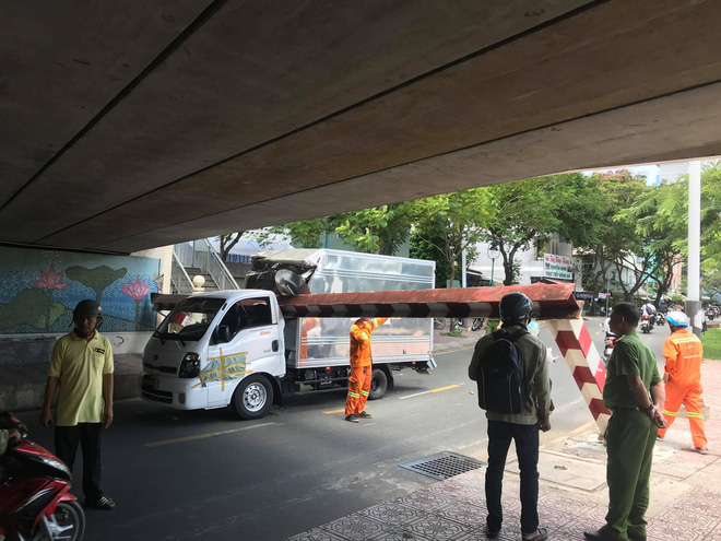 xe tai keo nga thanh barie cau bong mac ket giao thong un u