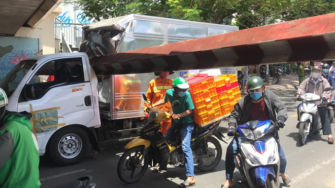 xe tai keo nga thanh barie cau bong mac ket giao thong un u