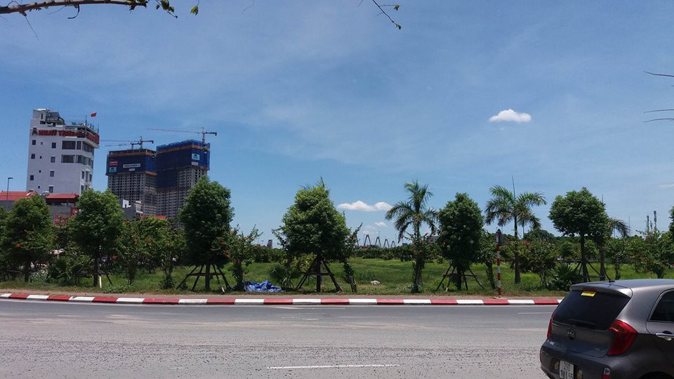 ha noi nang nong dinh diem nguoi dan ong hon me guc ben duong nghi do say nang va soc nhiet