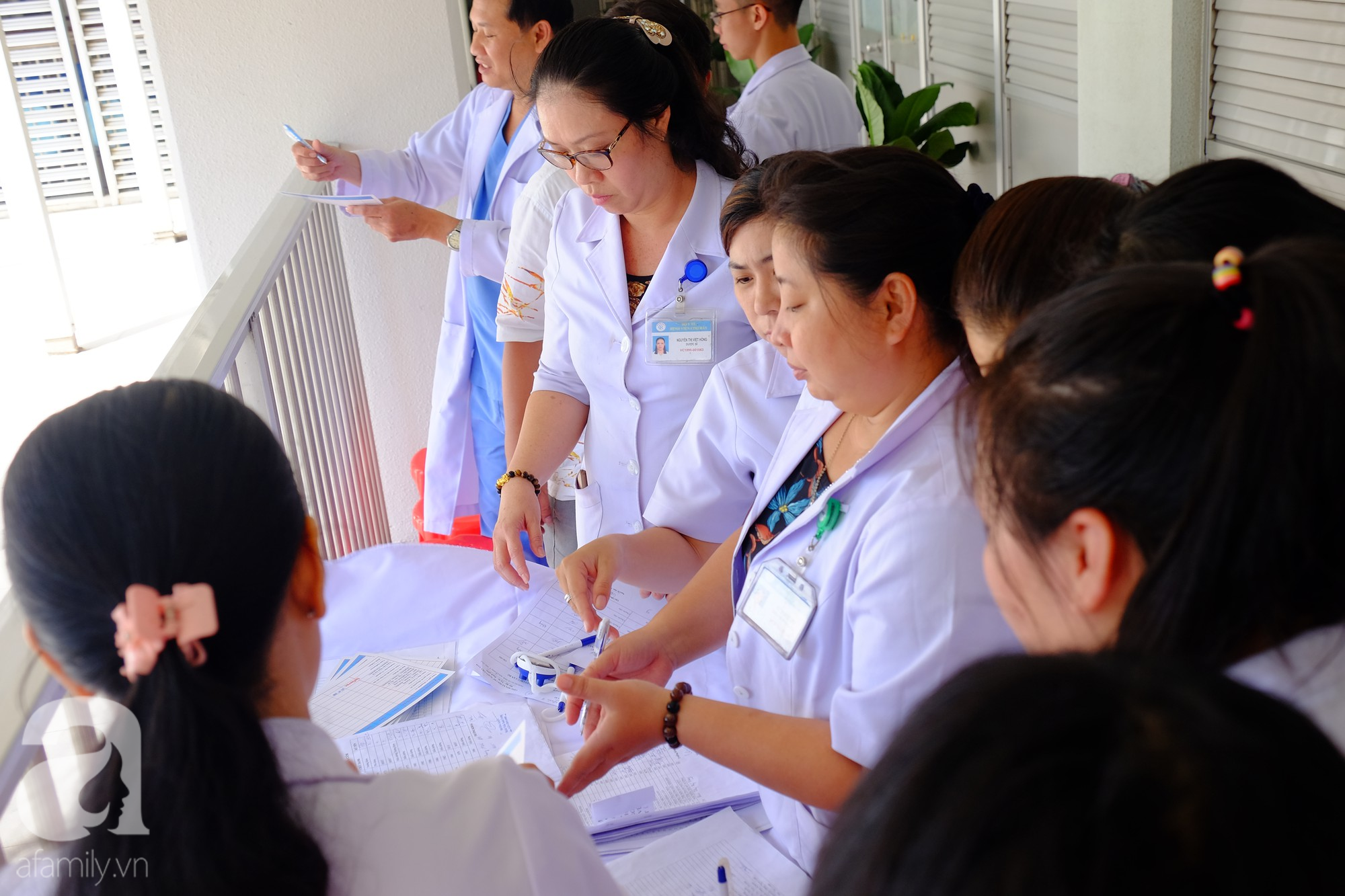 hon 2000 bac si o sai gon bo gio nghi trua de chich ngua cum ah1n1