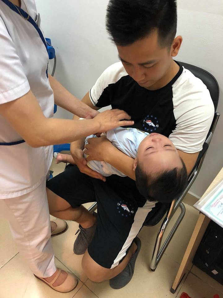 trung tam bao tro xa hoi ha noi ban giao bella va con trai ve dia phuong