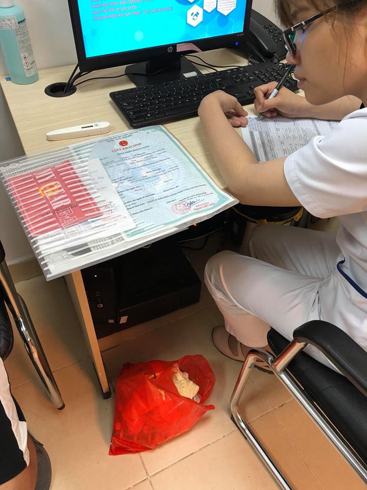 trung tam bao tro xa hoi ha noi ban giao bella va con trai ve dia phuong