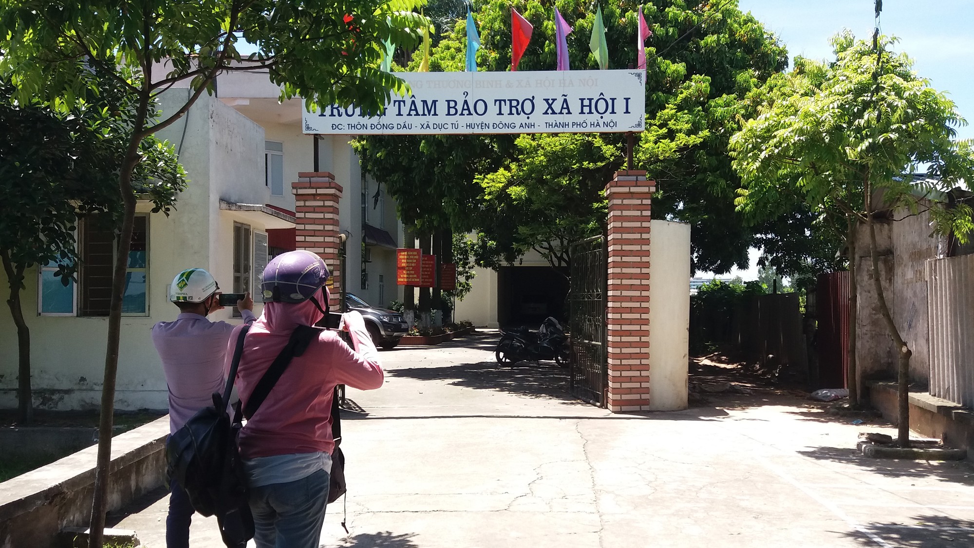 trung tam bao tro xa hoi ha noi ban giao bella va con trai ve dia phuong
