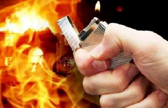 mau thuan tinh cam nguoi dan ong ruoi xang dot nha ban gai 3 nguoi bong nang trong do co 1 be gai 7 tuoi