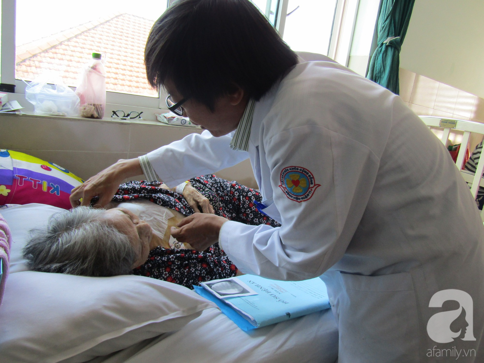 tphcm cu ba 82 tuoi duoc cay may tao nhip tim vinh vien lan dau tien tai benh vien quan