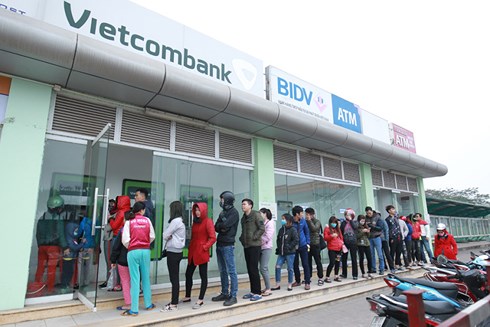 dong loat tang phi rut tien atm tai 4 ngan hang lon tu 157