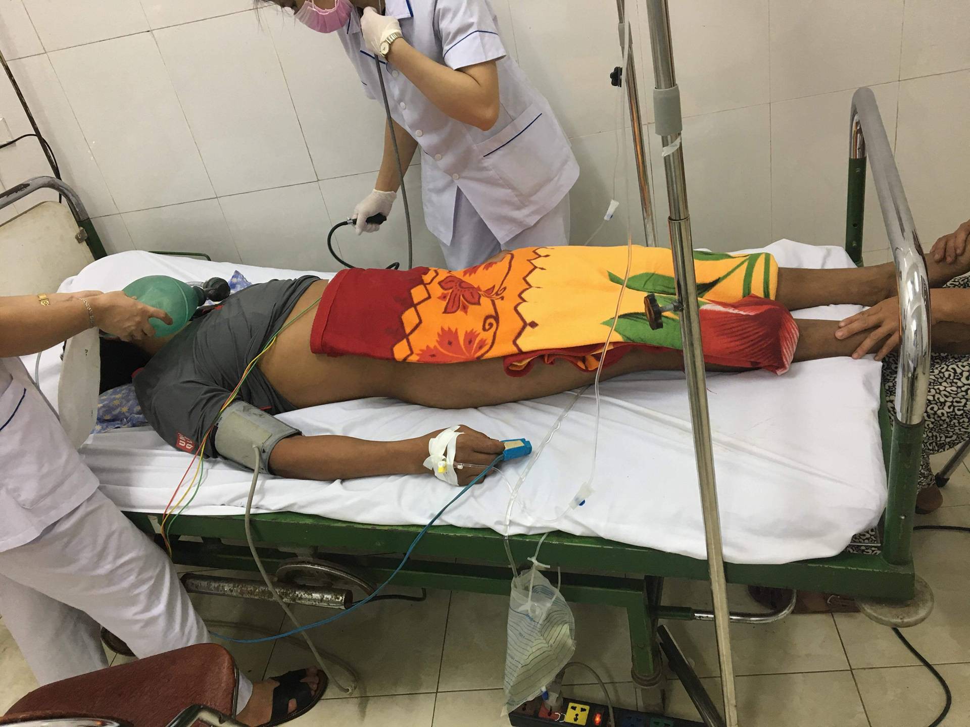 nghe an 2 nguoi thuong vong nghi ngo doc do uong ruou ngam re cay rung