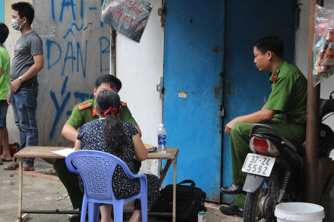 nguoi dan ong tu vong trong nha ve sinh cay xang