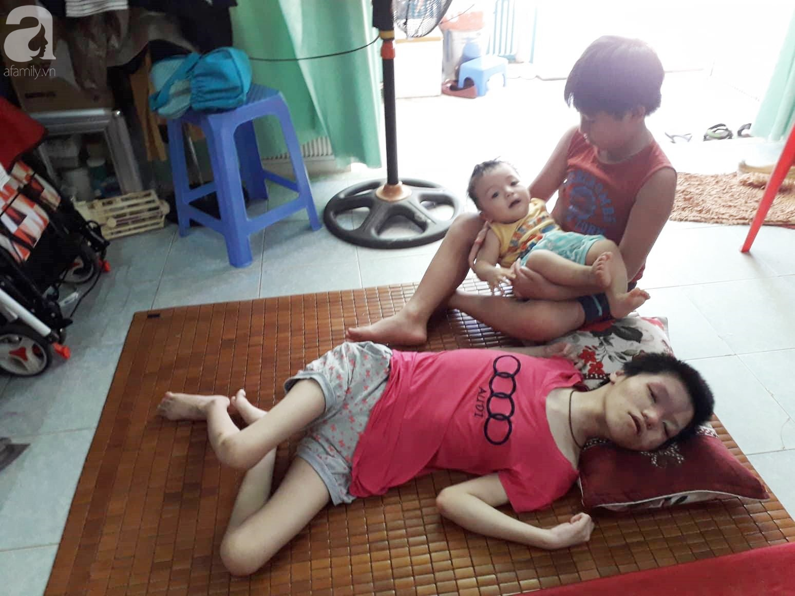 da nang nguoi me ngheo nuoi 3 con tho nheo nhoc bat luc nhin con gai 15 tuoi co giat vi benh u mau quai ac