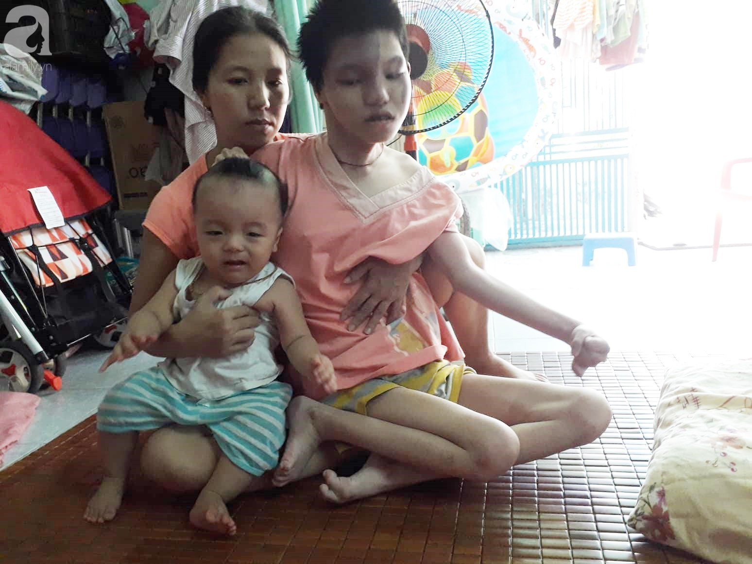 da nang nguoi me ngheo nuoi 3 con tho nheo nhoc bat luc nhin con gai 15 tuoi co giat vi benh u mau quai ac