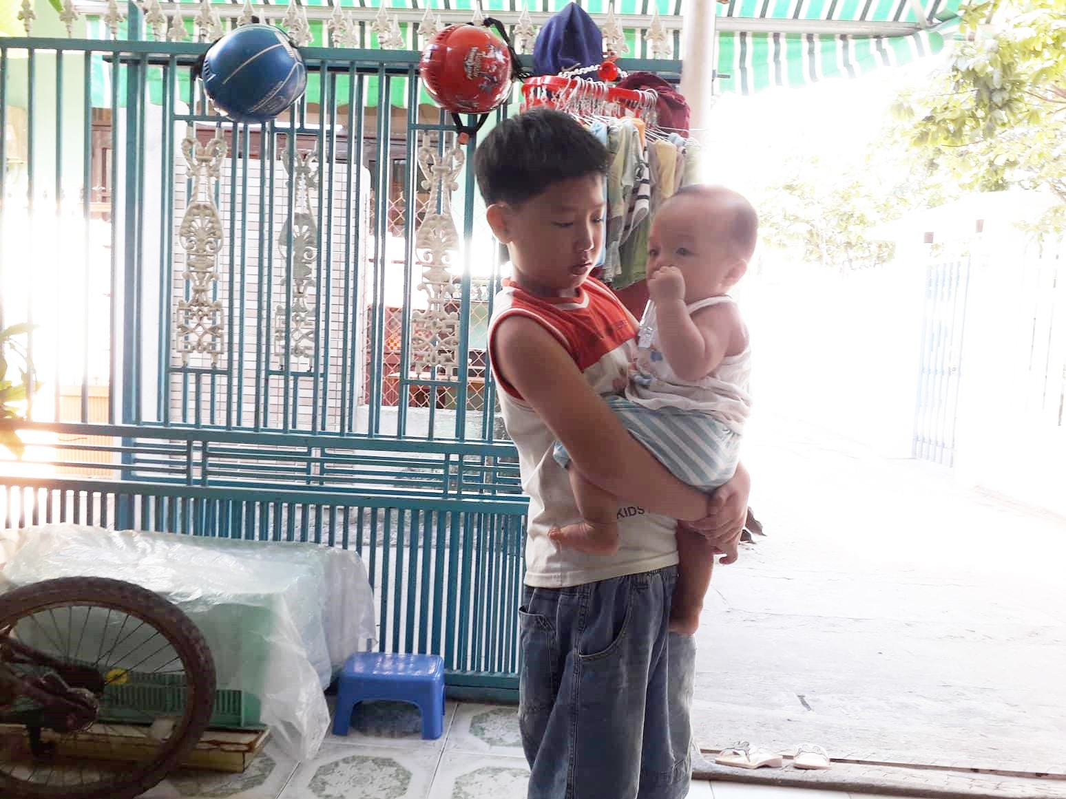 da nang nguoi me ngheo nuoi 3 con tho nheo nhoc bat luc nhin con gai 15 tuoi co giat vi benh u mau quai ac