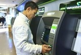 video choang canh than lan rut tien tai cay atm