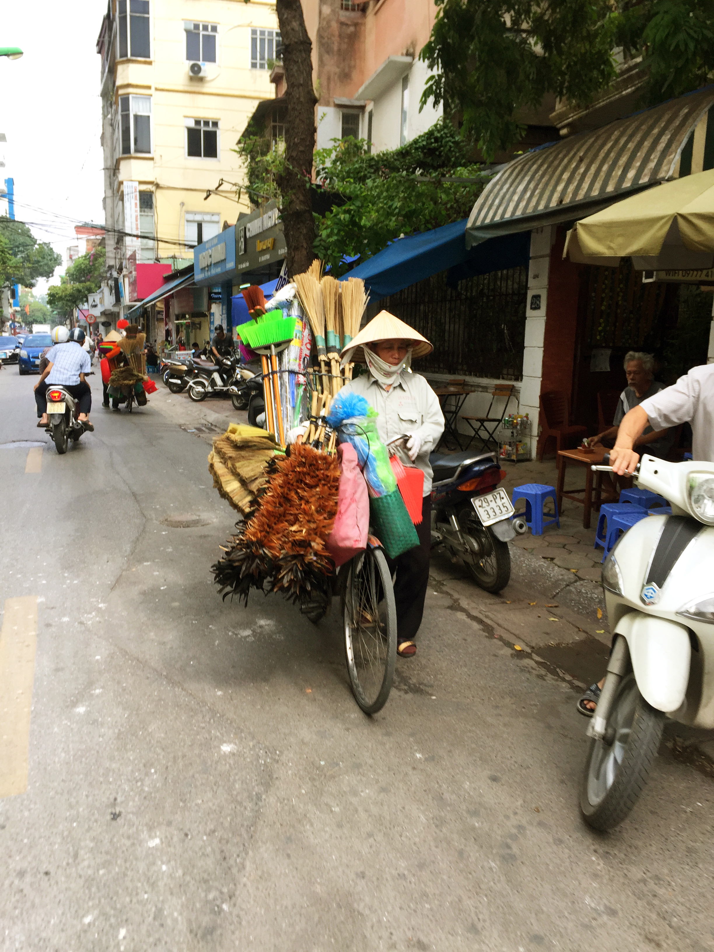 nang vo dau cuc lam phan ban hang rong