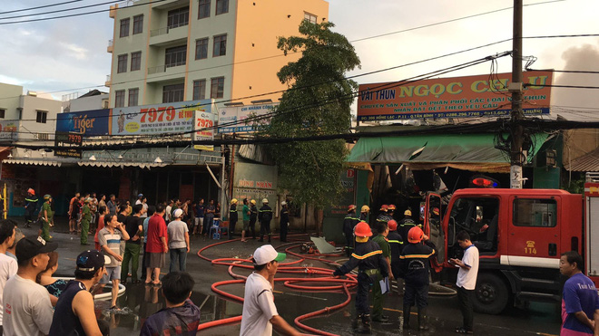 hang tram chien si tham gia chua chay kho vai o sai gon