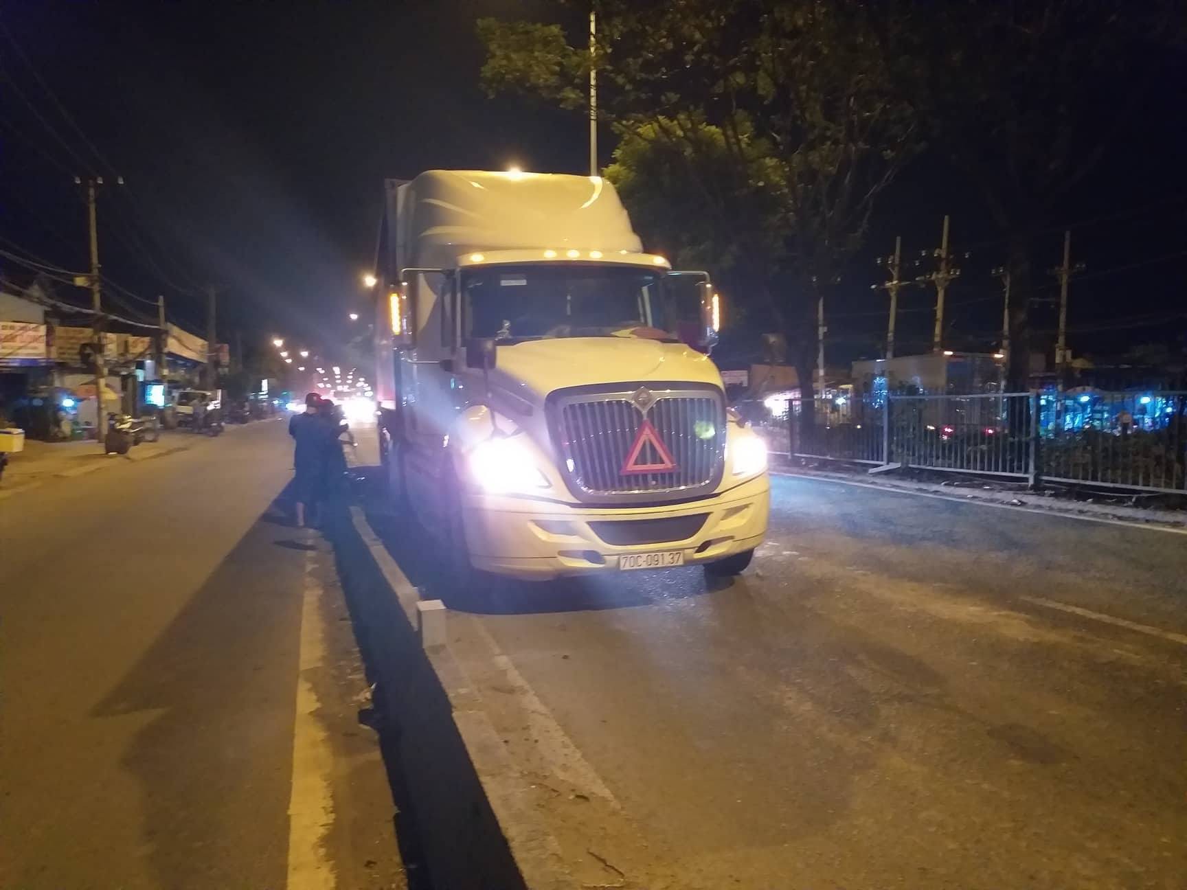 tphcm hoang so khi xe container lien tiep tong sap nha dan cuon xe may vao gam khien mot nguoi tu vong