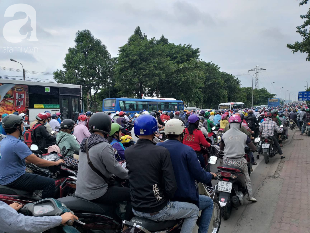 tphcm va cham giao thong lien tuc duong vao ben xe mien dong te liet ngay dau tuan