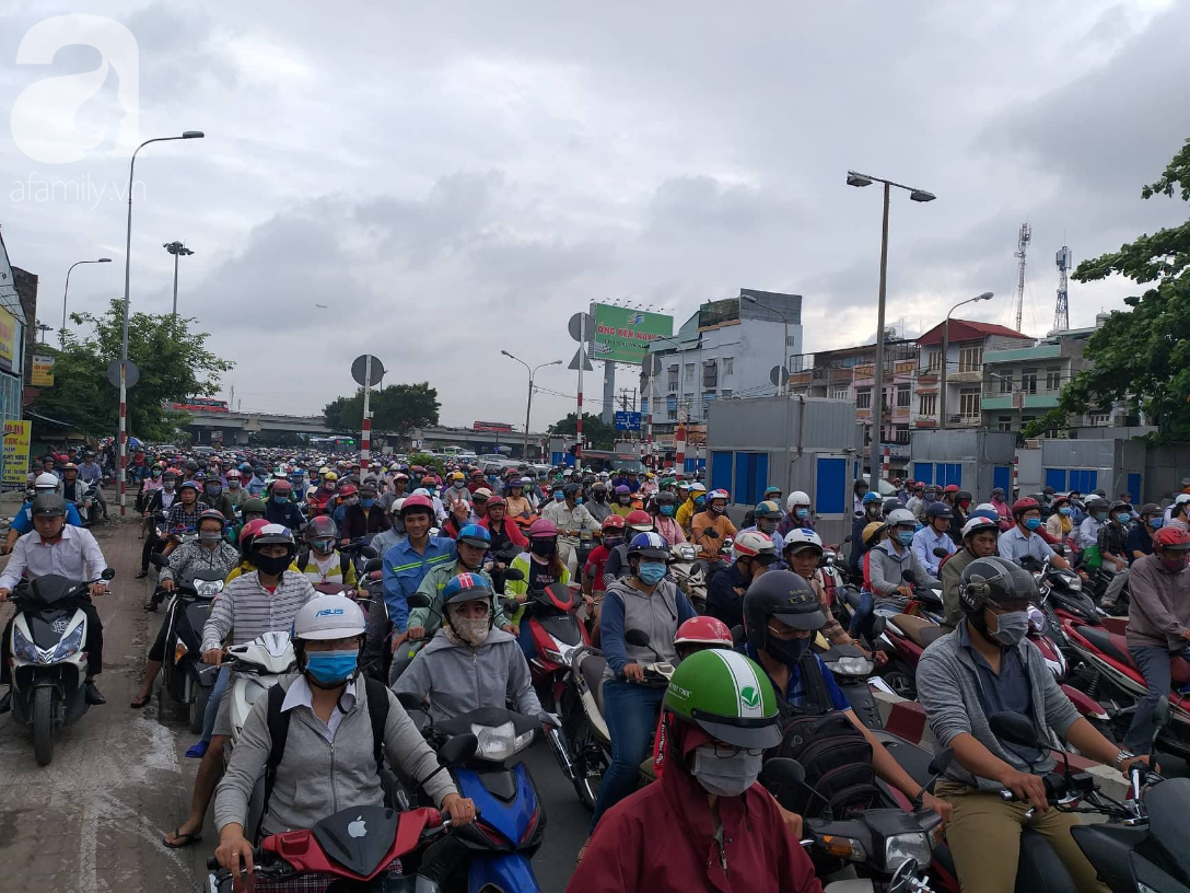 tphcm va cham giao thong lien tuc duong vao ben xe mien dong te liet ngay dau tuan