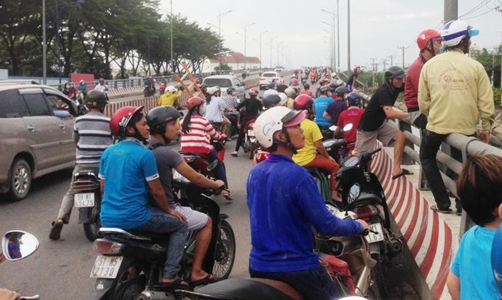 tphcm cai nhau voi vo nguoi dan ong treo len san thuong dap pha tai san khien nguoi dan hoang so