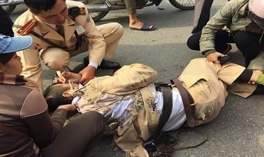 bat nhom thanh nien danh chui boi csgt khi vi pham luat giao thong