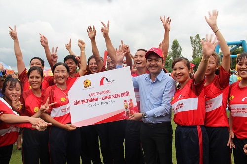dr thanh lung sen duoi cay cau noi ngan niem vui tren cu lao gieng cua tan hiep phat