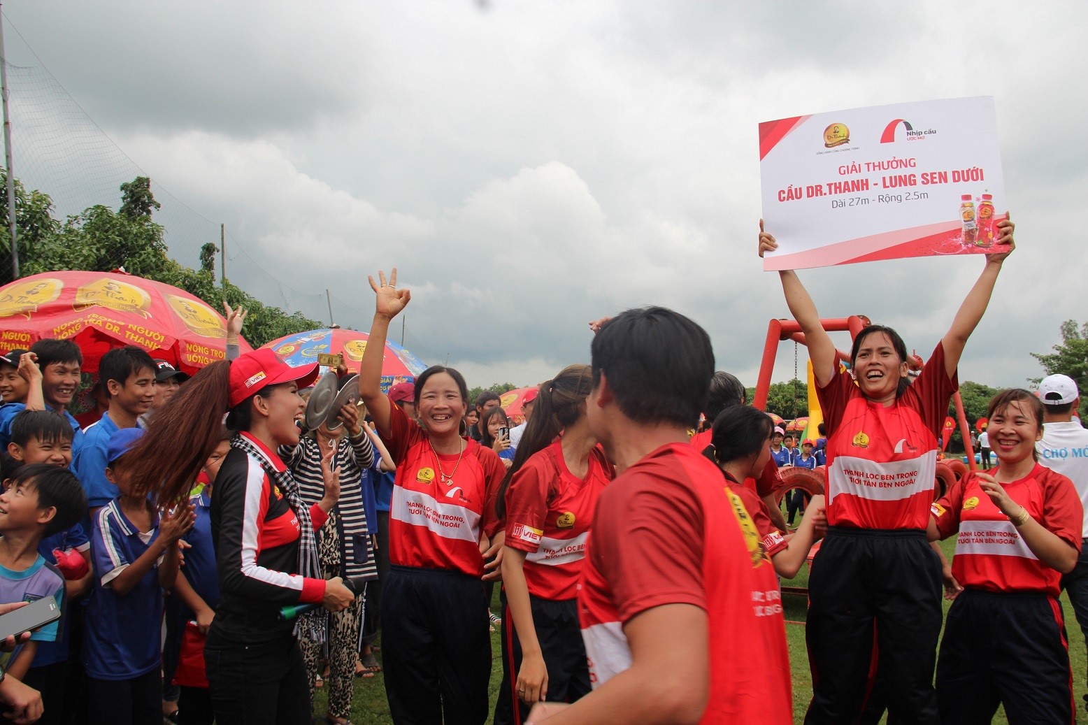 dr thanh lung sen duoi cay cau noi ngan niem vui tren cu lao gieng cua tan hiep phat