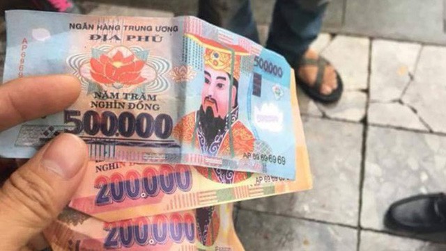 vu khach tay bi tra lai tien vang ma o ha noi lai xich lo khong phai la nguoi tra lai tien