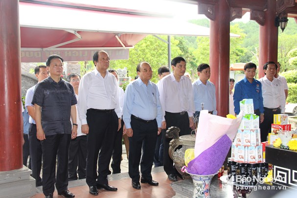 thu tuong nguyen xuan phuc dang huong nhan ngay thuong binh liet sy tai nghe an