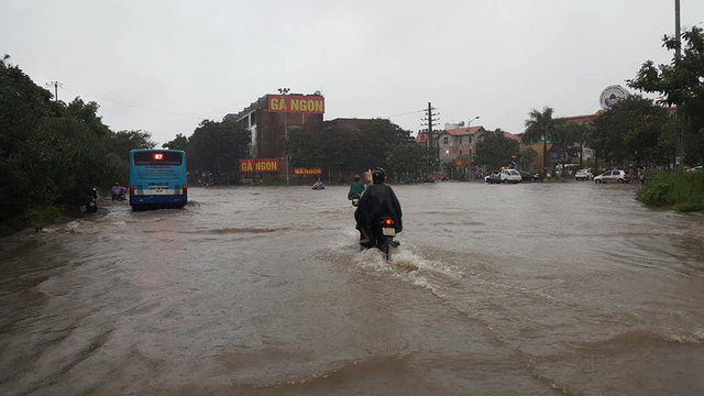 ha noi mua lon dai dang nhieu tuyen duong ngap sau trong nuoc cac phuong tien chet may hang loat
