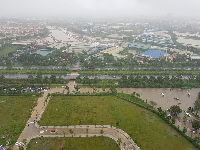 ha noi mua lon dai dang nhieu tuyen duong ngap sau trong nuoc cac phuong tien chet may hang loat