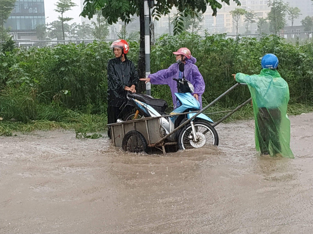 ha noi mua lon dai dang nhieu tuyen duong ngap sau trong nuoc cac phuong tien chet may hang loat