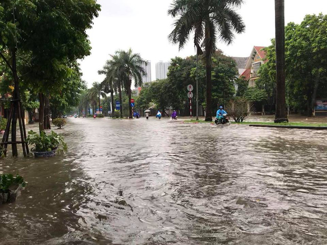 ha noi mua lon dai dang nhieu tuyen duong ngap sau trong nuoc cac phuong tien chet may hang loat