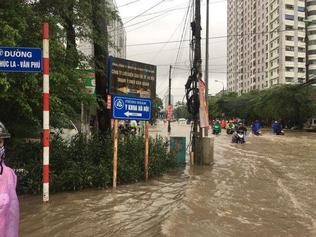 ha noi mua lon dai dang nhieu tuyen duong ngap sau trong nuoc cac phuong tien chet may hang loat