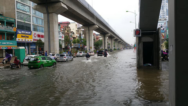 ha noi mua lon dai dang nhieu tuyen duong ngap sau trong nuoc cac phuong tien chet may hang loat
