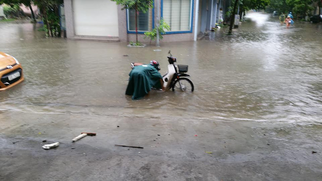 ha noi mua lon dai dang nhieu tuyen duong ngap sau trong nuoc cac phuong tien chet may hang loat