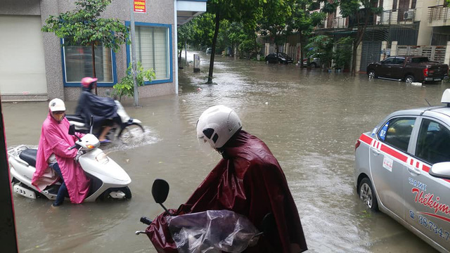 ha noi mua lon dai dang nhieu tuyen duong ngap sau trong nuoc cac phuong tien chet may hang loat