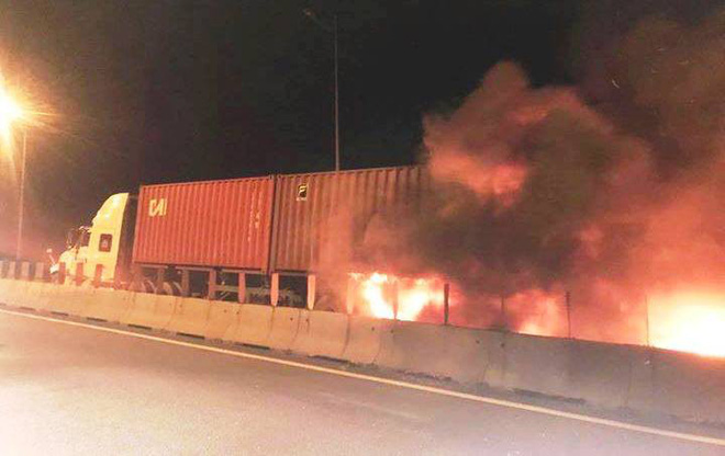 tai xe am anh sau vu xe khach tong container chay trui 2 nguoi chet tim cach lao vao cuu nguoi nhung lua chay lon qua toi bat luc