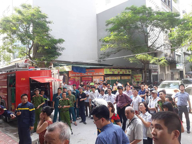 ha noi lua bung phat khien khoi bao trum toa nha cao tang nhieu nhan vien va cu dan hoang loan thao chay ra ngoai