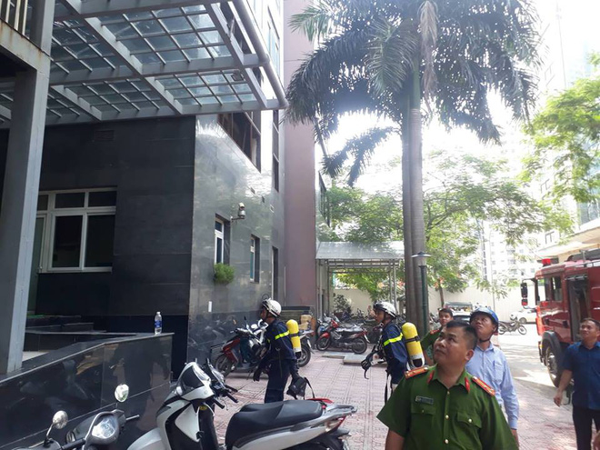 ha noi lua bung phat khien khoi bao trum toa nha cao tang nhieu nhan vien va cu dan hoang loan thao chay ra ngoai