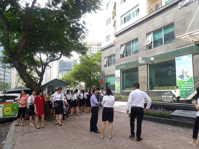 ha noi lua bung phat khien khoi bao trum toa nha cao tang nhieu nhan vien va cu dan hoang loan thao chay ra ngoai