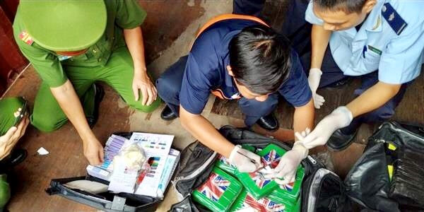 thu giu 100 banh cocaine trong container tren tau nuoc ngoai tai ba ria vung tau