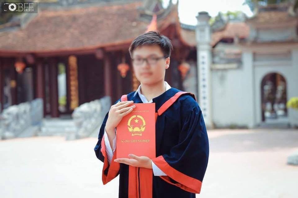 tim thay thi the nam sinh dh ngoai thuong trong tu the treo co tren bai dat trong